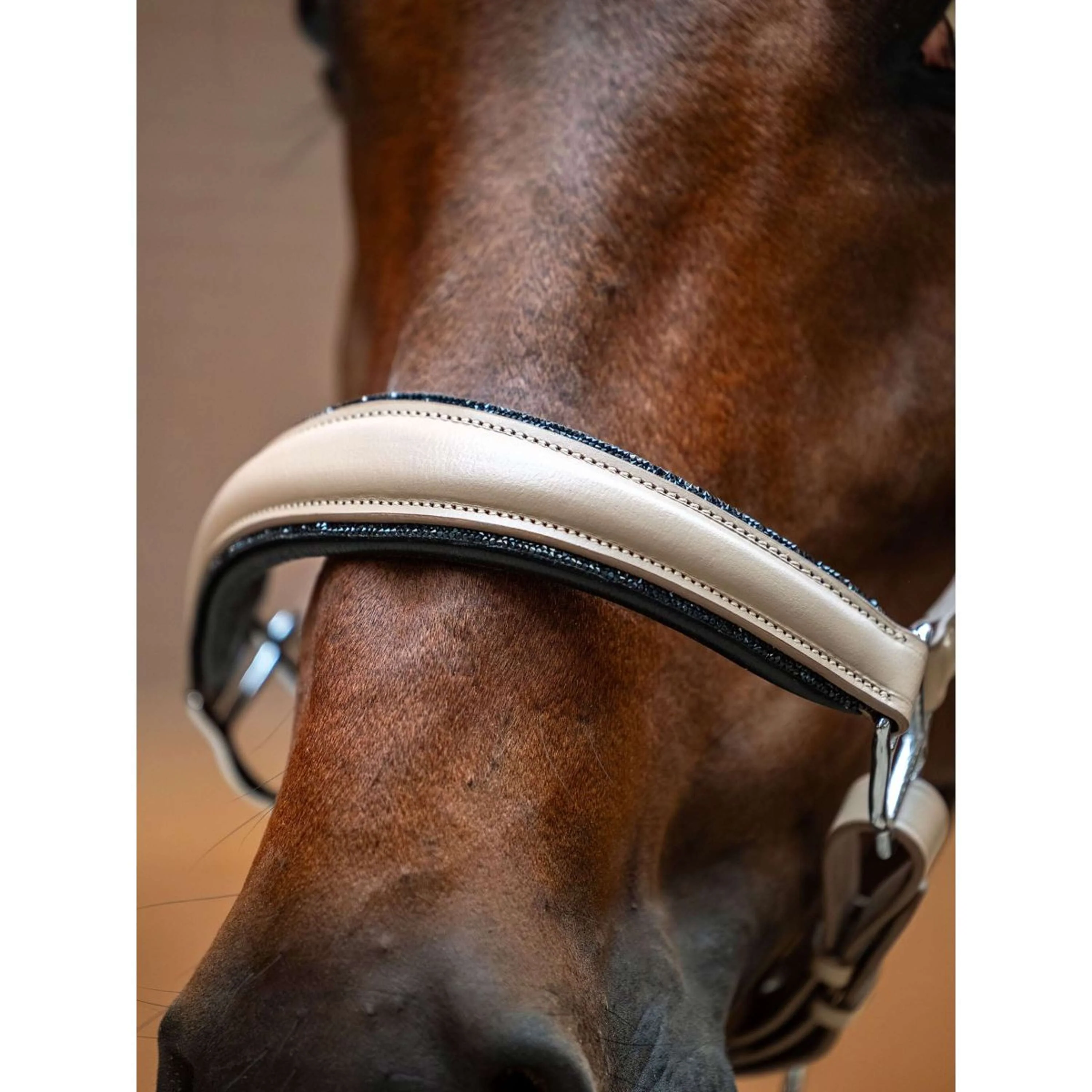 Equestrian Stockholm Cavezza Glimmer Leather Anatomic Sand - Image 4