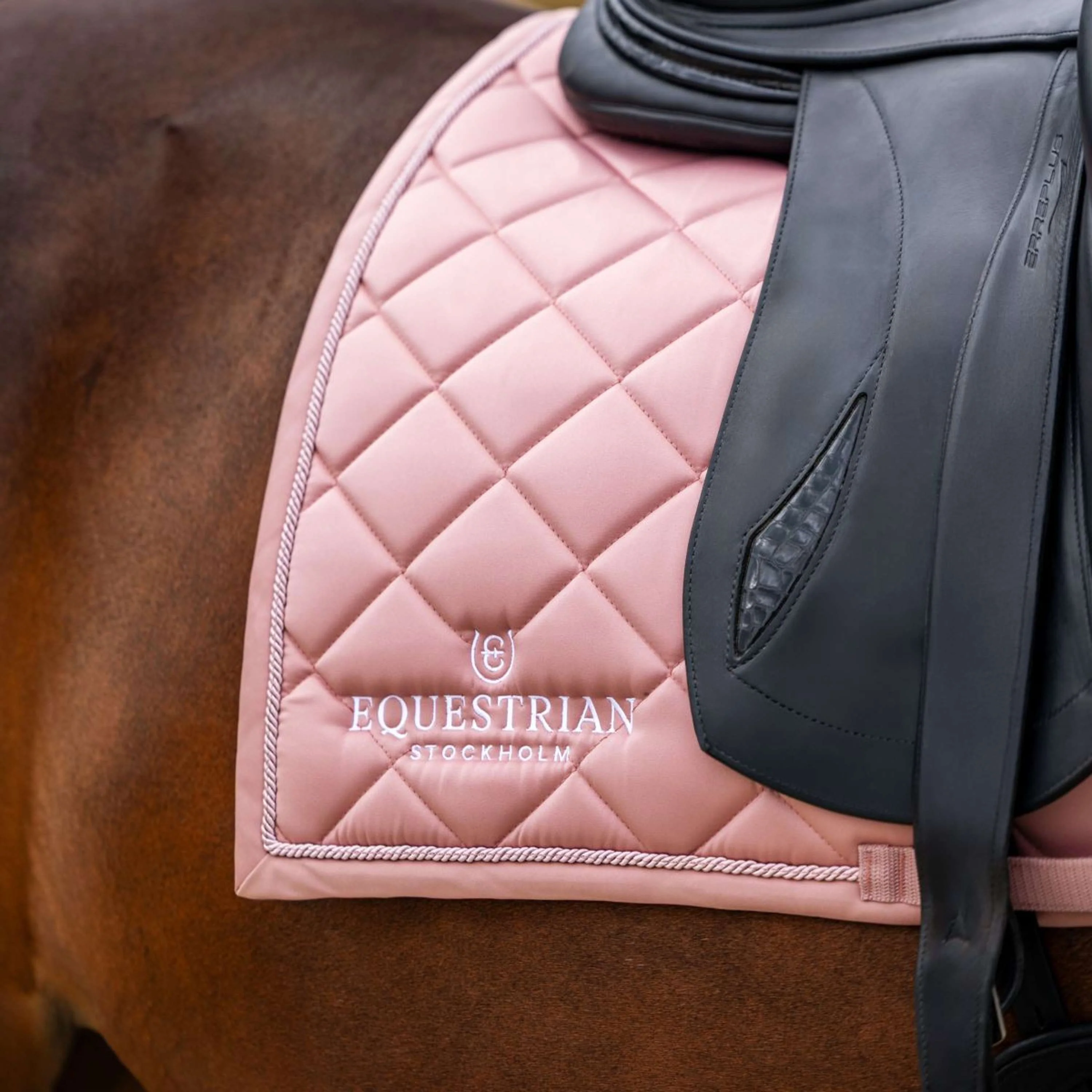 Equestrian Stockholm Sottosella Line Dressage Rosa - Image 4