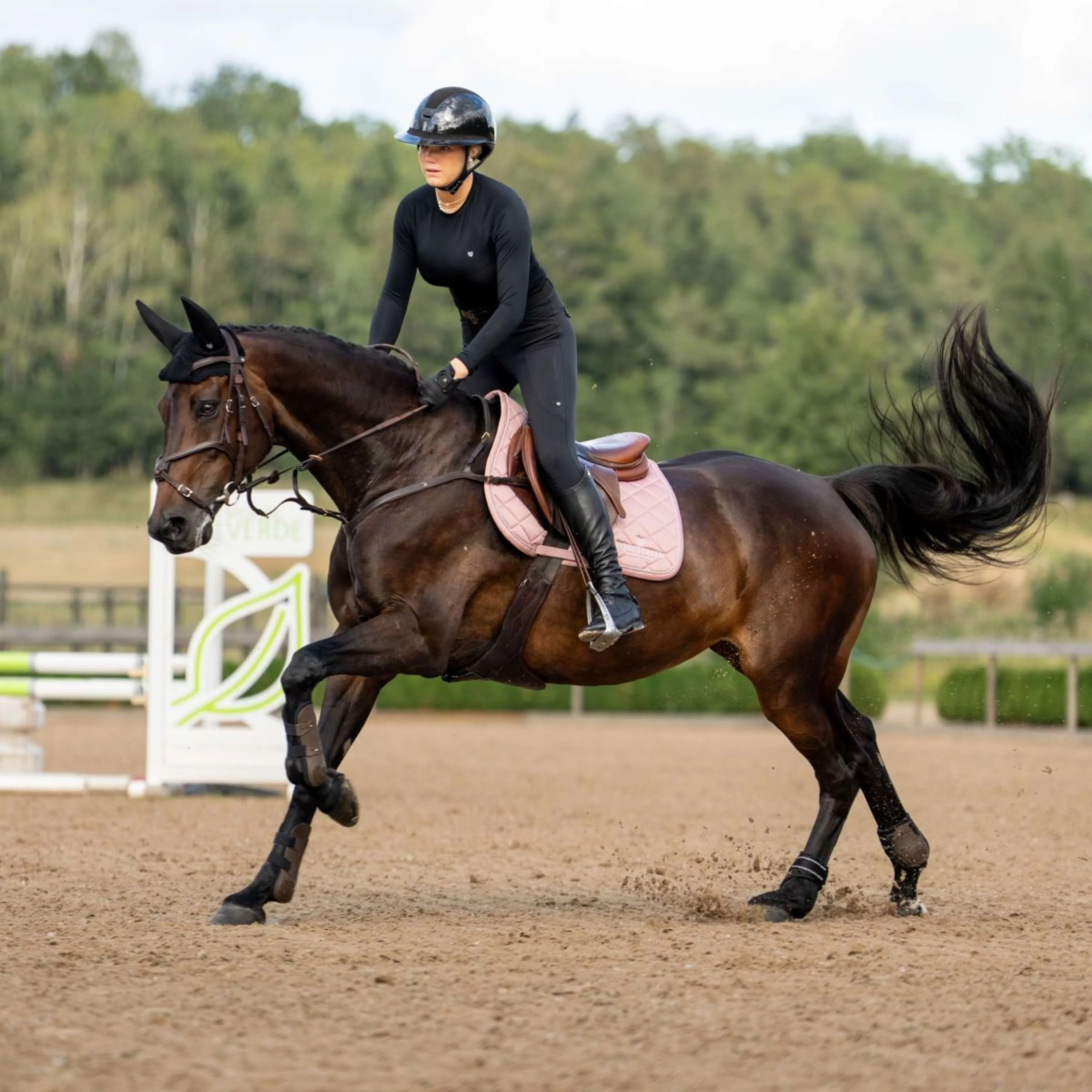 Equestrian Stockholm Sottosella Line saltando Rosa - Image 9