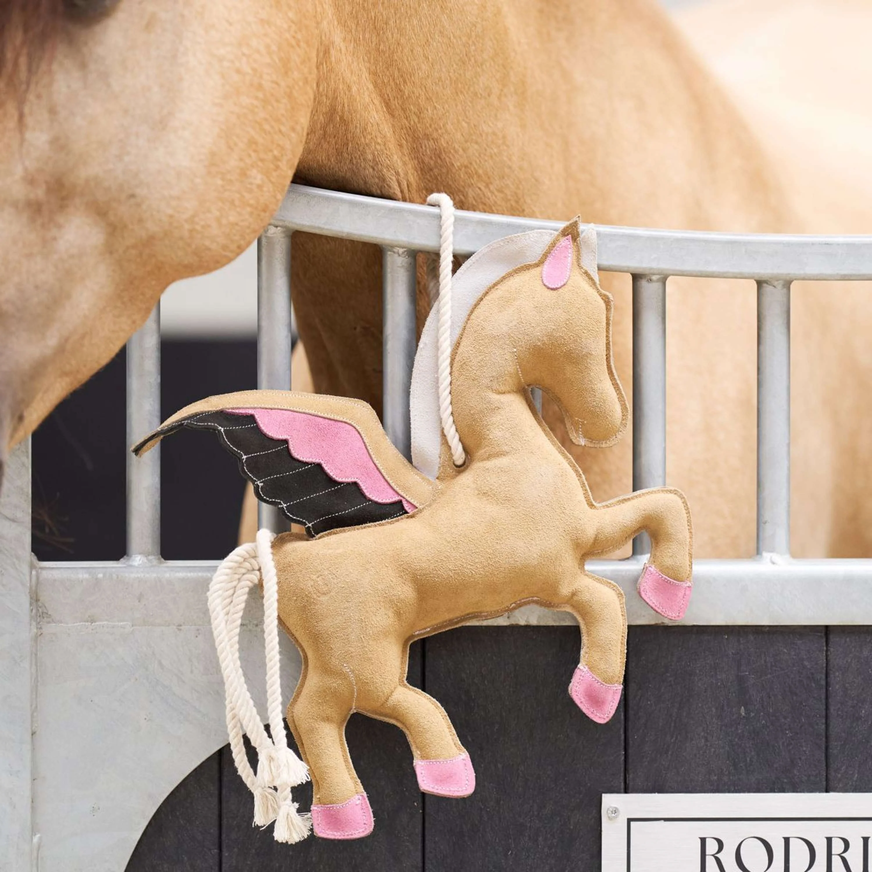 Imperial Riding Giocattoli IRHStable Pegasus - Image 2