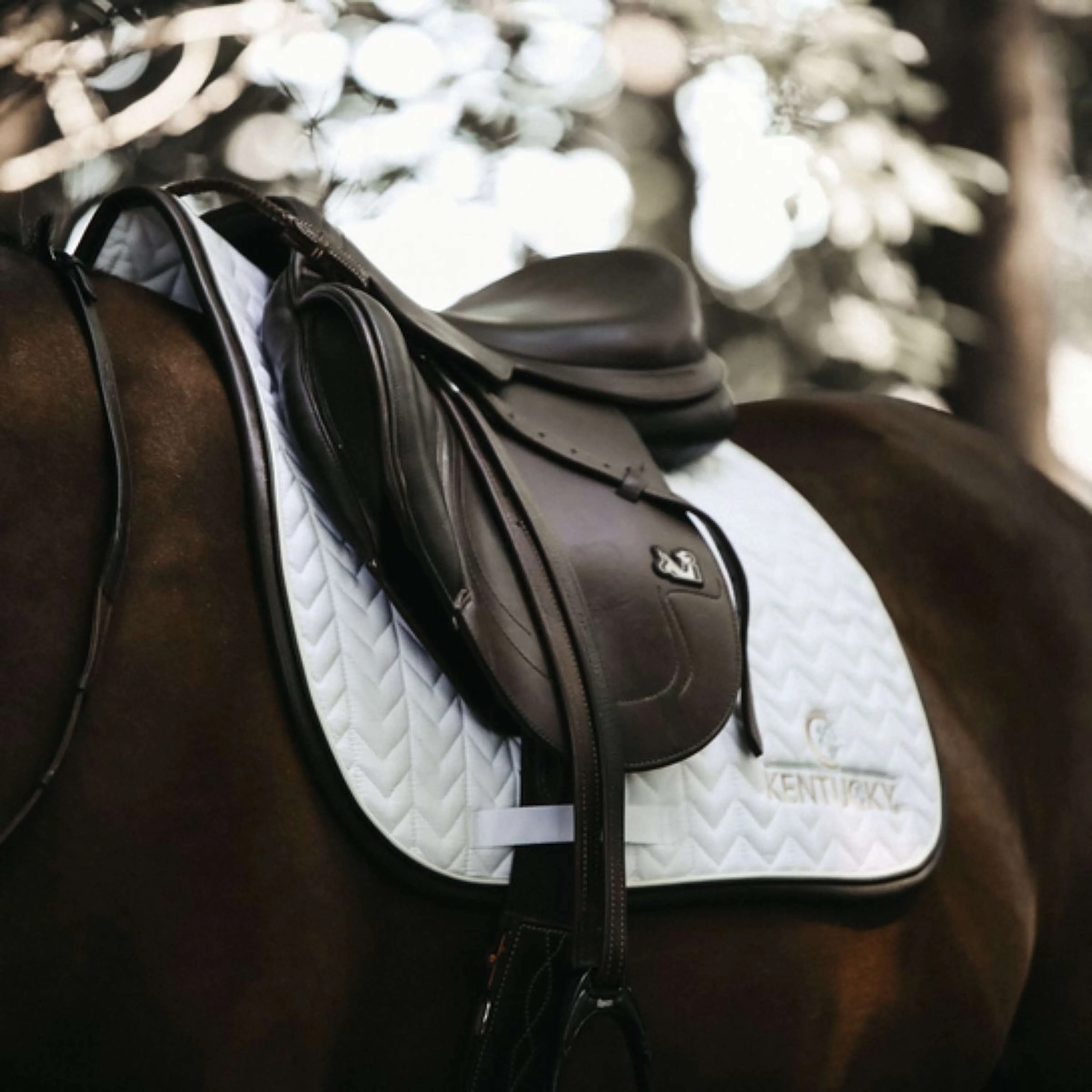 Kentucky Horsewear Sottosella da Salto Fishbone Bianco - Image 2