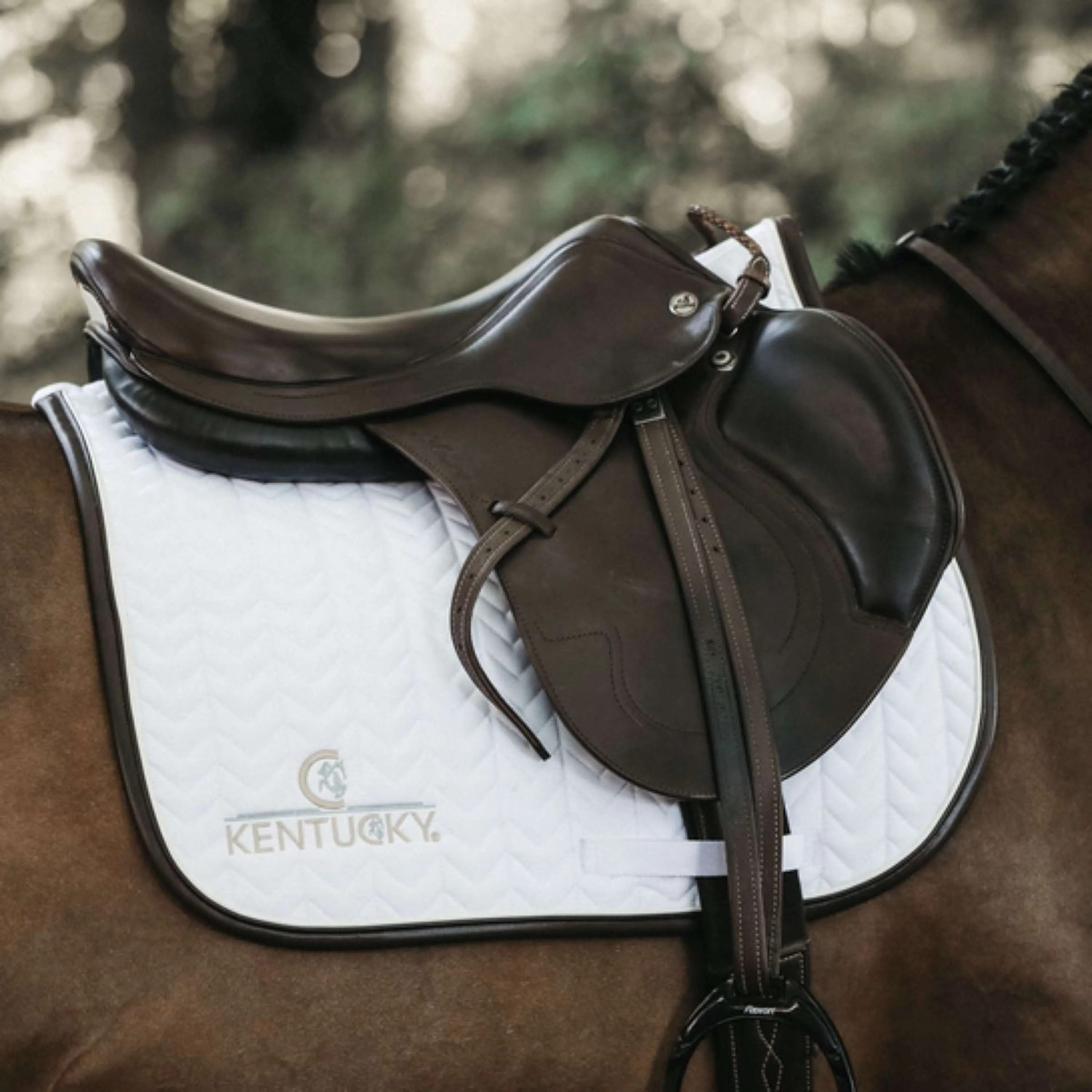 Kentucky Horsewear Sottosella da Salto Fishbone Bianco - Image 3