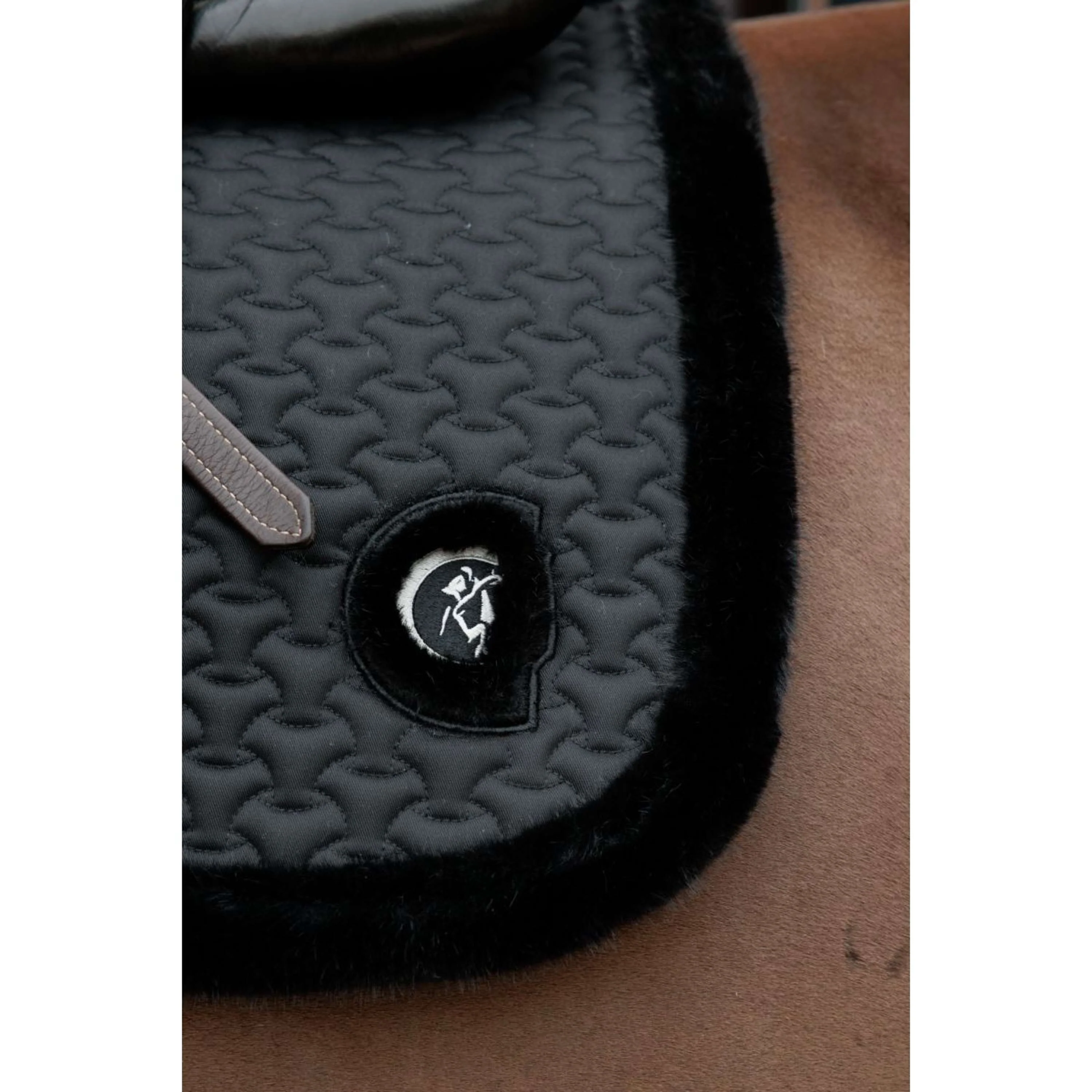 Kentucky Horsewear Sottosella Fake Fur Onion Quilt saltando Nero - Image 5